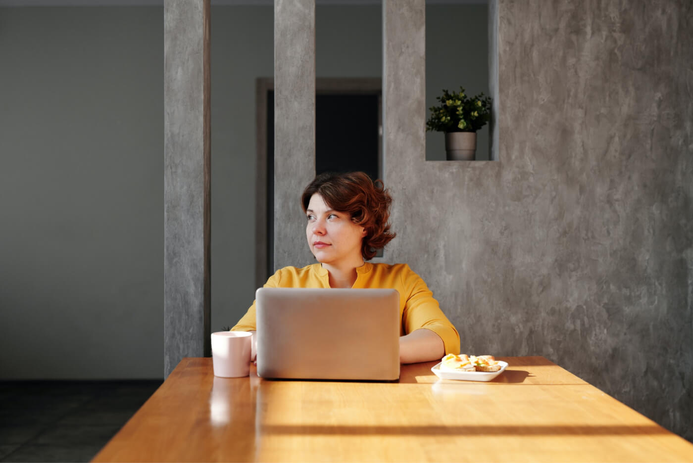 Kollegen besprechen einen LinkedIn-Beitrag